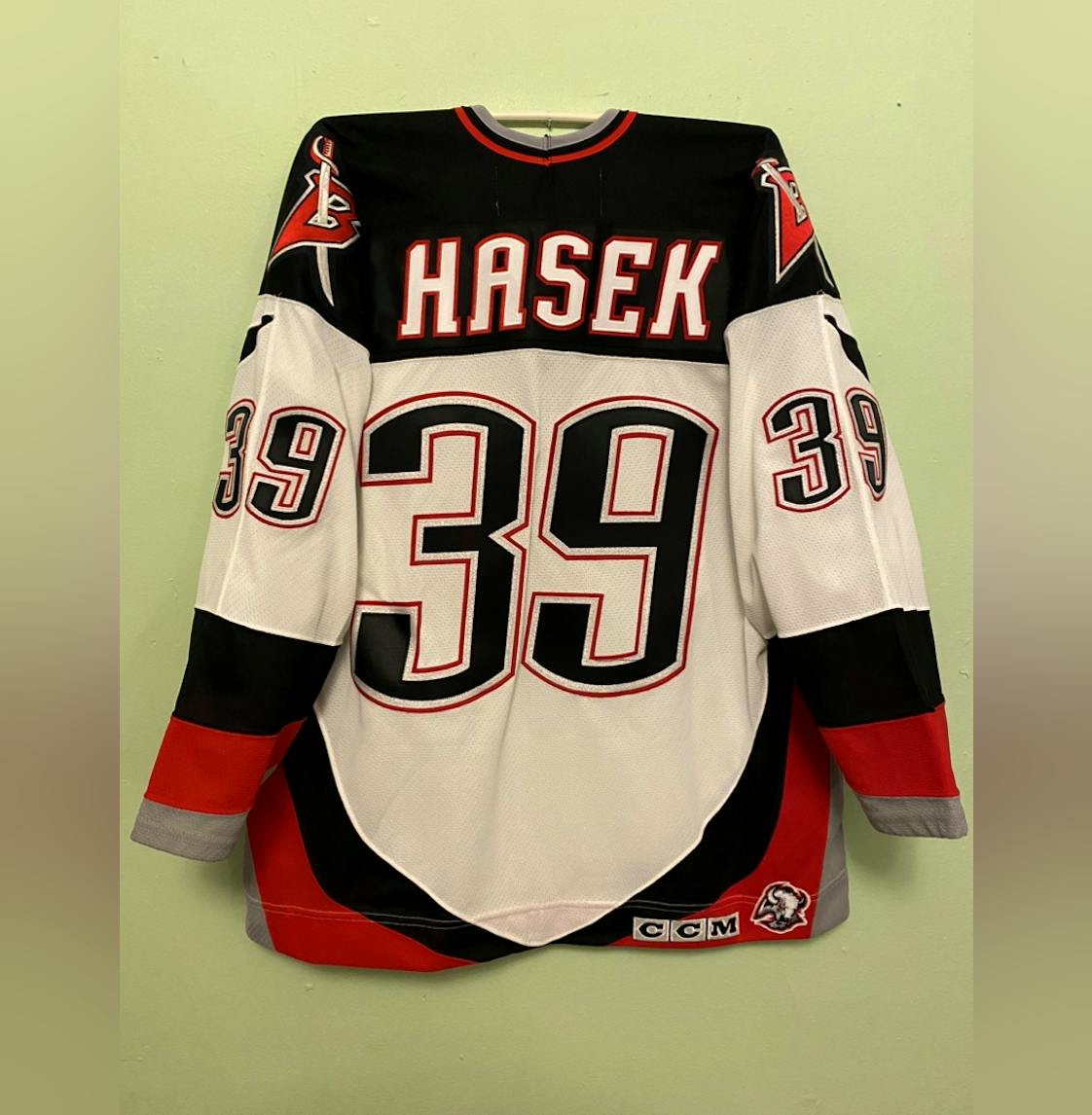Dominik hasek discount buffalo sabres jersey